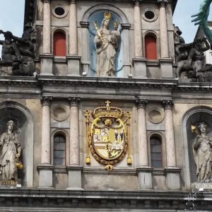 Golden statues and coats of arms