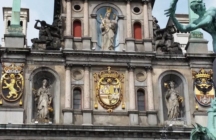 Golden statues and coats of arms